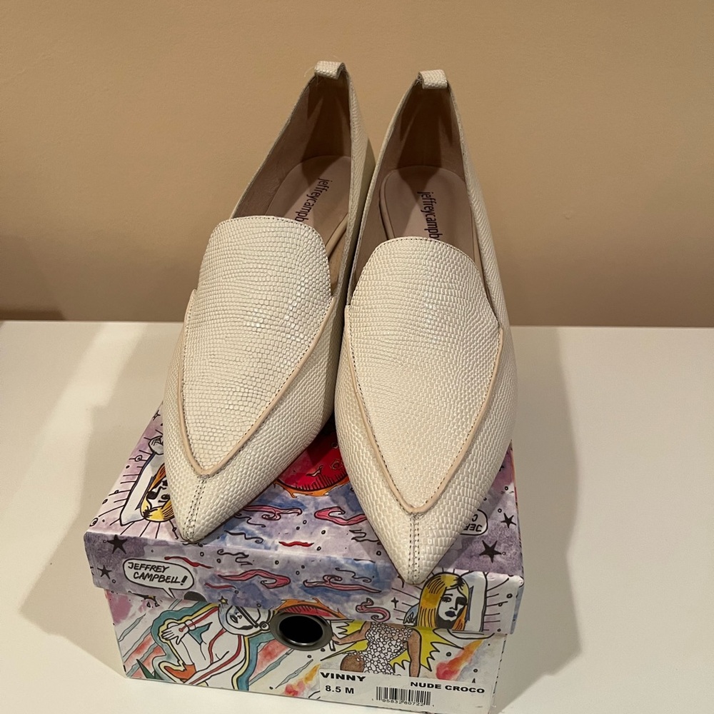 EUC Jeffrey Campbell Vinny Flats in Cream Snake